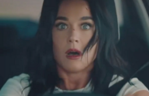 Katy Perry canta sobre um coração partido no videoclipe de ‘Bandaids’: leia a letra Uma margarida, que é o nome da filha de Katy Perry e Orlando Bloom, aparece no