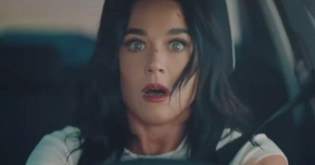 Katy Perry canta sobre um coração partido no videoclipe de Uma margarida, que é o nome da filha de Katy Perry e Orlando Bloom, aparece no