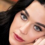 Katy Perry canta sobre um relacionamento que a deixou 'Bleeding Out Slow' no novo single 'Bandaids'