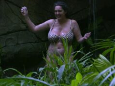 Kelly Brook, do I’m A Celebrity, divide os fãs depois de admitir que faz xixi no chuveiro da selva: ‘Todo mundo faz isso!’ Kelly Brook levantou as sobrancelhas no episódio de quinta-feira de I'm A Celebrity depois de declarar que usou maconha no chuveiro da selva