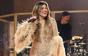Kelly Clarkson anuncia retorno à residência em Las Vegas após morte de Brandon Blackstock Programas adiados da linha do tempo de Kelly Clarkson