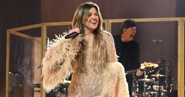 Kelly Clarkson anuncia retorno à residência em Las Vegas após Programas adiados da linha do tempo de Kelly Clarkson