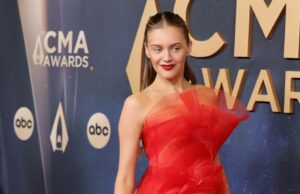 Kelsea Ballerini caminha sozinha no tapete vermelho do CMA em 2025 após a reunião de Chase Stokes CMA Awards 2025 59ª chegada Kelsea Ballerini Lainey Wilson LeAnn Rimes 2247543865 2247538409 2247540061