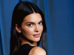 Kendall Jenner posa de topless e mostra seu terno de aniversário ao completar 30 anos Kendall Jenner mostra seu abdômen em um biquíni minúsculo - e Khloe Kardashian aprova 348