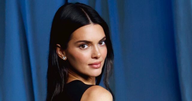 Kendall Jenner posa de topless e mostra seu terno de Kendall Jenner mostra seu abdômen em um biquíni minúsculo - e Khloe Kardashian aprova 348