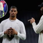 O wide receiver do Buffalo Bills, Keon Coleman, à esquerda, fala com Tracy McGrady, à direita, durante o aquecimento antes de um jogo de futebol americano da NFL contra o Houston Texans na quinta-feira, 20 de novembro de 2025, em Houston.