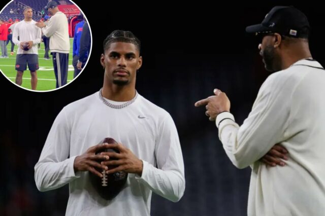 O wide receiver do Buffalo Bills, Keon Coleman, à esquerda, fala com Tracy McGrady, à direita, durante o aquecimento antes de um jogo de futebol americano da NFL contra o Houston Texans na quinta-feira, 20 de novembro de 2025, em Houston. 
