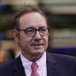 Kevin Spacey diz que 'não tem casa' após alegações de agressão sexual: 'Os custos... foram astronômicos'