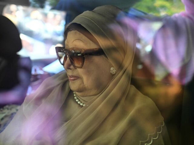 Ativistas em apoio à ex-primeira-ministra de Bangladesh, Khaleda Zia, seguram uma faixa com seu retrato enquanto rezam por sua recuperação em frente ao Hospital Evercare, em Dhaka, em 29 de novembro de 2025.