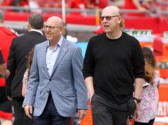 Kieran Maguire explica como os Glazers estão sendo libertados enquanto o Man Utd é impactado por novas regras Joel Glazer e Avram Glazer participam da sessão de treinamento e coletiva de imprensa do Manchester United