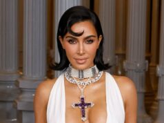 Kim Kardashian atordoa em vestido nu enquanto posa próximo ao mar Kim Kardashian é feroz e destemida no Met Gala de 2023, 1 ano após o desastre do vestido de Marilyn Monroe
