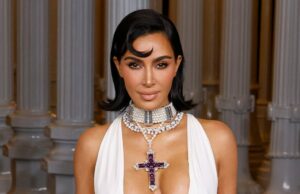 Kim Kardashian atordoa em vestido nu enquanto posa próximo ao mar Kim Kardashian é feroz e destemida no Met Gala de 2023, 1 ano após o desastre do vestido de Marilyn Monroe