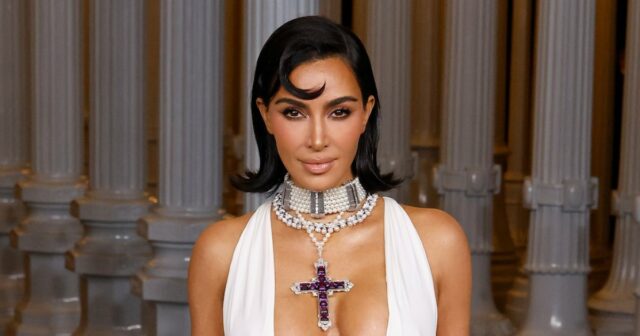 Kim Kardashian atordoa em vestido nu enquanto posa próximo ao Kim Kardashian é feroz e destemida no Met Gala de 2023, 1 ano após o desastre do vestido de Marilyn Monroe