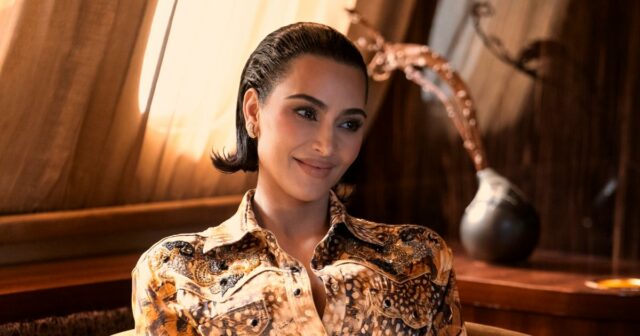 Kim Kardashian brinca que 'All's Fair' é 'aclamado pela crítica' Sarah Paulson elogia a atuação de Kim Kardashian no novo programa ‘All’s Fair’