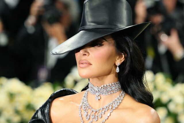 Kim Kardashian corajosamente pede à Disney que compre para ela um colar de US $ 20 milhões por ter “o programa número 1 do Hulu” durante o episódio desta semana de ‘The Kardashians’
