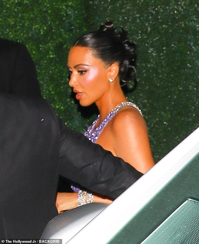 Kim Kardashian deslumbra com as irmãs Kylie e Kendall Jenner Kim Kardashian se juntou a suas irmãs Kylie Jenner e Kendall Jenner enquanto elas aumentavam o glamour para comemorar o 70º aniversário de sua matriarca Kris Jenner no fim de semana