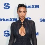 Kim Kardashian posa para fotógrafos ao chegar na estreia da série de televisão