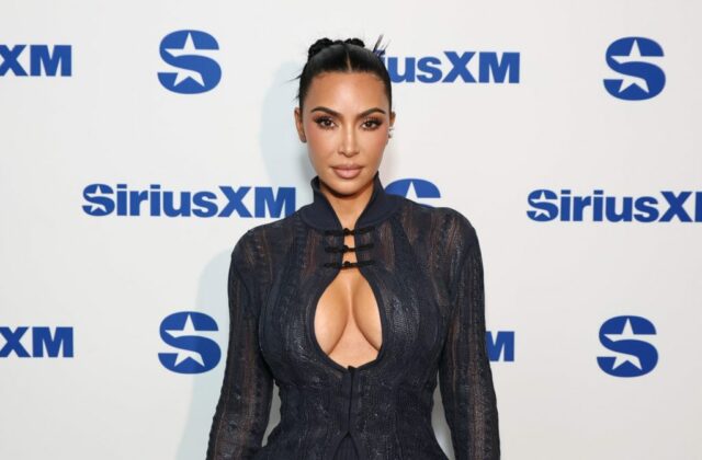 Kim Kardashian diz que ChatGPT a fez reprovar nos exames Kim Kardashian posa para fotógrafos ao chegar na estreia da série de televisão