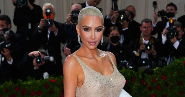 Kim Kardashian sugere que o vestido de Marilyn Monroe pode Kim Kardashian sugere que o vestido de Marilyn Monroe pode ter sido danificado