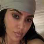 Kim Kardashian mostra suas curvas em um biquíni sexy depois de compartilhar os resultados do exame da Ordem