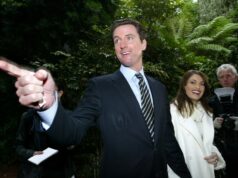 Kimberly Guilfoyle elogia Gavin Newsom na TV grega, silêncio sobre Trump Jr. e Kimberly Guilfoyle participam da coletiva de imprensa do ex-presidente dos EUA Donald Trump após seu comparecimento ao tribunal sobre um suposto pagamento de 'dinheiro secreto', em sua propriedade em Mar-a-Lago em Palm Beach, Flórida, em 4 de abril de 2023. (Foto de CHANDAN KHANNA / AFP) (Foto de CHANDAN KHANNA/AFP via Getty Images)