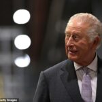 O Rei (foto) está planejando escavar um poço gigante de lama em Norfolk, foi afirmado