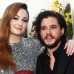 Kit Harington 'se sentiu estranho' beijando Sophie Turner em novo filme depois de interpretar irmãos de 'Game of Thrones', brinca que ele estava em uma 'caixa de maçã porque ela é trinta centímetros mais alta que eu'