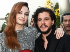 Kit Harington ‘se sentiu estranho’ beijando Sophie Turner em novo filme depois de interpretar irmãos de ‘Game of Thrones’, brinca que ele estava em uma ‘caixa de maçã porque ela é trinta centímetros mais alta que eu’ Kit Harington 'se sentiu estranho' beijando Sophie Turner em novo filme depois de interpretar irmãos de 'Game of Thrones', brinca que ele estava em uma 'caixa de maçã porque ela é trinta centímetros mais alta que eu'