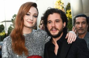 Kit Harington ‘se sentiu estranho’ beijando Sophie Turner em novo filme depois de interpretar irmãos de ‘Game of Thrones’, brinca que ele estava em uma ‘caixa de maçã porque ela é trinta centímetros mais alta que eu’ Kit Harington 'se sentiu estranho' beijando Sophie Turner em novo filme depois de interpretar irmãos de 'Game of Thrones', brinca que ele estava em uma 'caixa de maçã porque ela é trinta centímetros mais alta que eu'