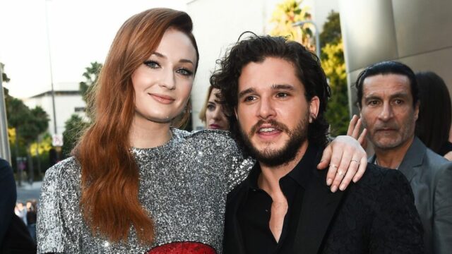 Kit Harington 'se sentiu estranho' beijando Sophie Turner em novo Kit Harington 'se sentiu estranho' beijando Sophie Turner em novo filme depois de interpretar irmãos de 'Game of Thrones', brinca que ele estava em uma 'caixa de maçã porque ela é trinta centímetros mais alta que eu'