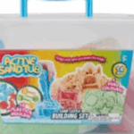 O varejista emitiu um recall para um conjunto de construção de castelo de areia de 14 peças e banheiras de areia mágica que vêm em azul, verde e rosa.