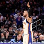 Jalen Brunson, nº 11 do New York Knicks, reage após acertar um chute de três pontos no segundo tempo.