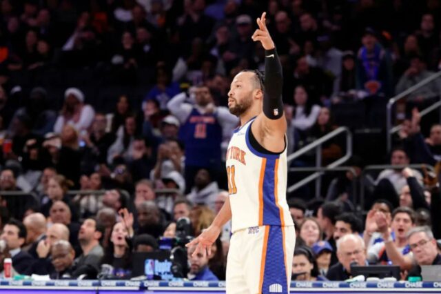 Jalen Brunson, nº 11 do New York Knicks, reage após acertar um chute de três pontos no segundo tempo.