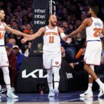 Jalen Brunson, do New York Knicks, é saudado por Landry Shamet e Mikal Bridges após marcar.