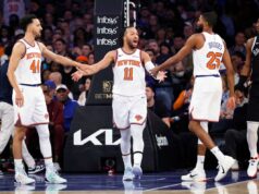 Knicks lidam facilmente com Nets para a quarta vitória consecutiva Jalen Brunson, do New York Knicks, é saudado por Landry Shamet e Mikal Bridges após marcar.