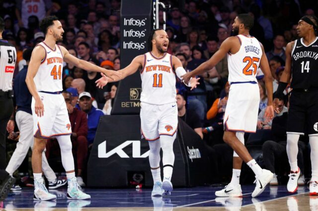 Knicks lidam facilmente com Nets para a quarta vitória consecutiva Jalen Brunson, do New York Knicks, é saudado por Landry Shamet e Mikal Bridges após marcar.