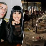 Kourtney Kardashian comemora 50 anos de Travis Barker com um jantar extravagante: bolo personalizado, balões e muito mais