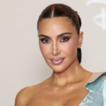 Kourtney Kardashian e Kim Kardashian participam do amfAR New York Gala 2019 em Cipriani Wall Street em 6 de fevereiro de 2019 na cidade de Nova York.