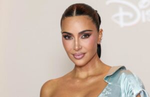 Kourtney Kardashian reage ao diagnóstico de aneurisma cerebral de Kim: ‘Estou definitivamente preocupada’ Kourtney Kardashian e Kim Kardashian participam do amfAR New York Gala 2019 em Cipriani Wall Street em 6 de fevereiro de 2019 na cidade de Nova York.