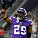 O jogador do Denver Broncos, Josh Reynolds, foi baleado duas vezes ao sair de um clube de strip local. Dois homens são presos