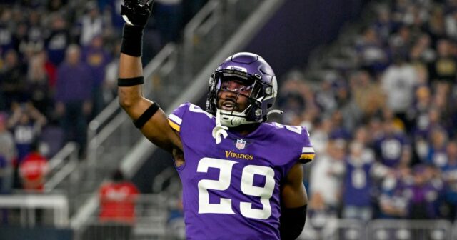 O jogador do Denver Broncos, Josh Reynolds, foi baleado duas vezes ao sair de um clube de strip local. Dois homens são presos