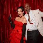 Kris Jenner, 70, parecia a melhor Bond girl enquanto brandia uma pistola em sua festa de aniversário com tema 007