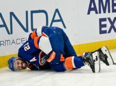Kyle Palmieri está fora da temporada com lesão no ligamento cruzado anterior devido a lesão esmagadora dos Islanders O pivô do New York Islanders, Kyle Palmieri (21), cai no gelo após uma lesão.