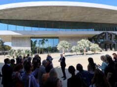 LACMA se recusa a reconhecer voluntariamente o sindicato, pois os trabalhadores alegam esgotamento com a abertura de um novo prédio LACMA se recusa a reconhecer voluntariamente o sindicato, pois os trabalhadores alegam esgotamento com a abertura de um novo prédio