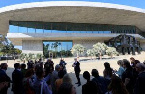 LACMA se recusa a reconhecer voluntariamente o sindicato, pois os trabalhadores alegam esgotamento com a abertura de um novo prédio LACMA se recusa a reconhecer voluntariamente o sindicato, pois os trabalhadores alegam esgotamento com a abertura de um novo prédio