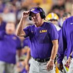 O técnico da LSU, Brian Kelly, assiste ao jogo da linha lateral.