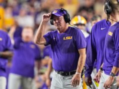 LSU finalmente envia carta de rescisão a Brian Kelly que vem com estipulação de compra de US$ 54 milhões O técnico da LSU, Brian Kelly, assiste ao jogo da linha lateral.