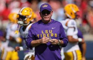 LSU recebe más notícias sobre a procura de emprego do ex-HC Brian Kelly Brian Kelly, former college football head coach of the LSU Tigers