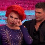 Uma emocionada La Voix lutou contra as lágrimas ao se despedir do Strictly, após ter que se retirar da competição devido a uma lesão