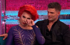 La Voix, do Strictly, começa a chorar ao falar sobre ter que se retirar da competição devido a uma lesão no pé: ‘Não era assim que eu queria que minha jornada terminasse’ Uma emocionada La Voix lutou contra as lágrimas ao se despedir do Strictly, após ter que se retirar da competição devido a uma lesão